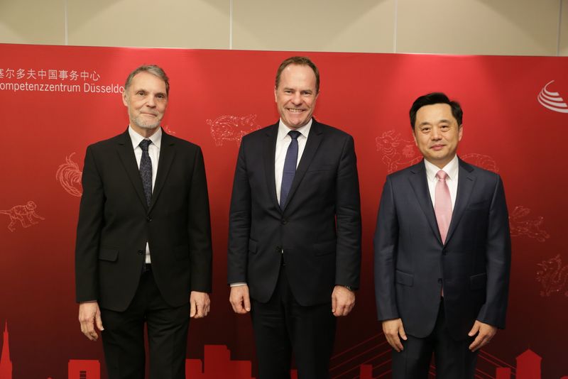 Dr. Tobias Traupel (Ministerium für Wirtschaft, Industrie, Klimaschutz und Energie NRW), Oberbürgermeister Dr. Stephan Keller und der chinesische Generalkonsul Chunguo Du (v.l.), Fotos: Lammert.

