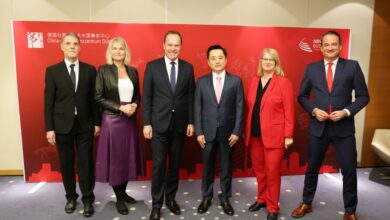 Dr. Tobias Traupel (NRW-Wirtschaftsministerium), Anja Kühlkamp (NRW.Global Business), OB Dr. Stephan Keller, Generalkonsul Chunguo Du, Annette Klerks (Wirtschaftsförderung Düsseldorf) und Felix Neugart (NRW Global Business, v.l.