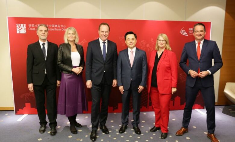 Dr. Tobias Traupel (NRW-Wirtschaftsministerium), Anja Kühlkamp (NRW.Global Business), OB Dr. Stephan Keller, Generalkonsul Chunguo Du, Annette Klerks (Wirtschaftsförderung Düsseldorf) und Felix Neugart (NRW Global Business, v.l.