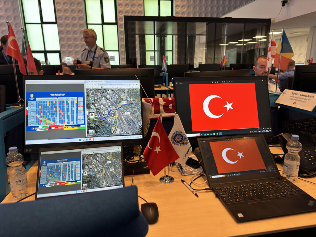 Generalkonsul İzbul besuchte das IPCC in Neuss wo auch türkische Polizisten im Einsatz sind