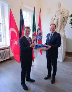 Der Oberbürgermeister der türkischen Millionen-Metropole Istanbul, Ekrem İmamoğlu (.l.), mit Oberbürgermeister Dr. Stephan Keller und EURO 2024-Präsent im Jan-Wellem-Saal des Rathauses.