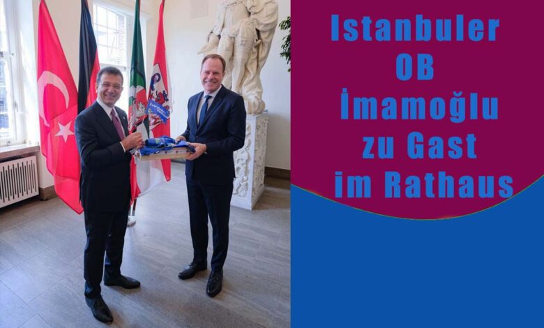 Der Oberbürgermeister der türkischen Millionen-Metropole Istanbul, Ekrem İmamoğlu (.l.), mit Oberbürgermeister Dr. Stephan Keller und EURO 2024-Präsent im Jan-Wellem-Saal des Rathauses.