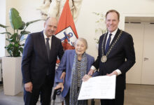 Großer Ehrenring der Landeshauptstadt Düsseldorf an Dr. Esther Betz für ihr Lebenswerk: Florian Merz-Betz, Dr. Esther Betz und Oberbürgermeister Dr. Stephan Keller (v. l.).