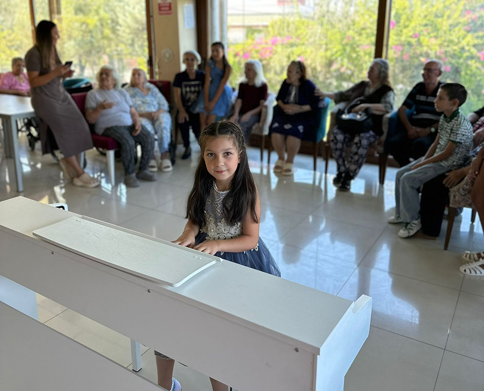 Generationenübergreifende Begegnung durch Musik- Konzert im Seniorenheim Aden in Mordoğan